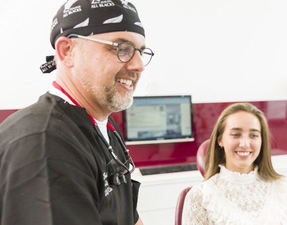 Arzt und Patientin im Beratungsgespräch in der DOC Praxisklinik Neu-Ulm