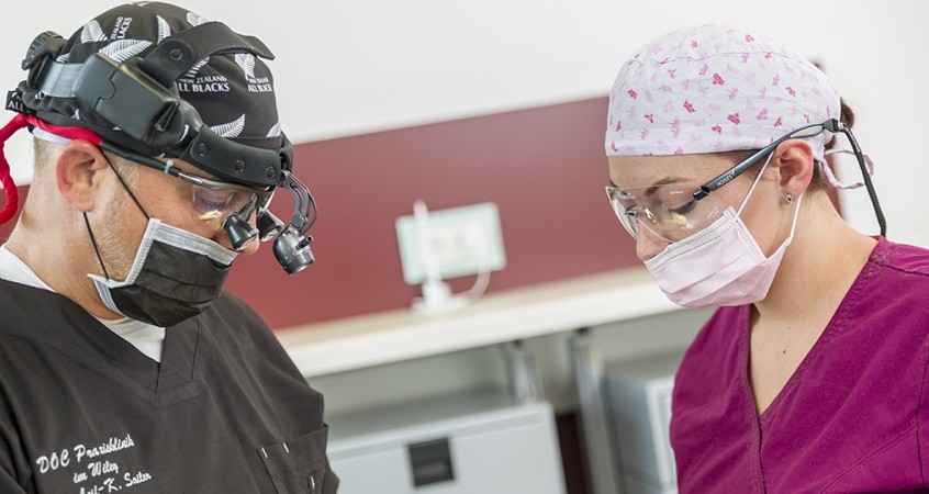 MKG-Chirurg und OP-Assistenz der DOC Praxisklinik im Wiley Neu-Ulm